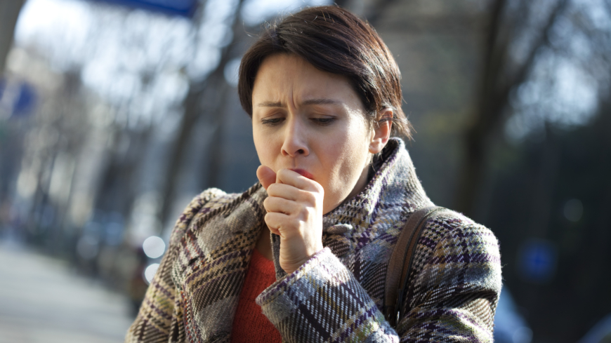Torrhosta är ett av de vanligaste symtomen vid covid-19. Foto: Shutterstock